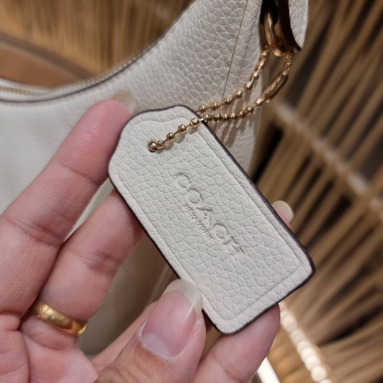 COACH C4108 BAILEY HOBO WITH WHIPSTITCH BEST SELLER ต้องมา!! กระเป๋าทรงโฮโบ ดีไซน์หรูหรา แมชท์ง่ายกับทุกไลฟ์สไตล์ วัสดุหนัง pepble หนังนิ่มสวย เปิด-ปิดด้วยซิปรูดใช้งานง่าย ภายในโล่งกว้าง สายคล้องสะพายไหล่ มีดีเทลน่ารักน่าใช้ ใช้งานสะดวกและง่ายต่อการใช้ชีว