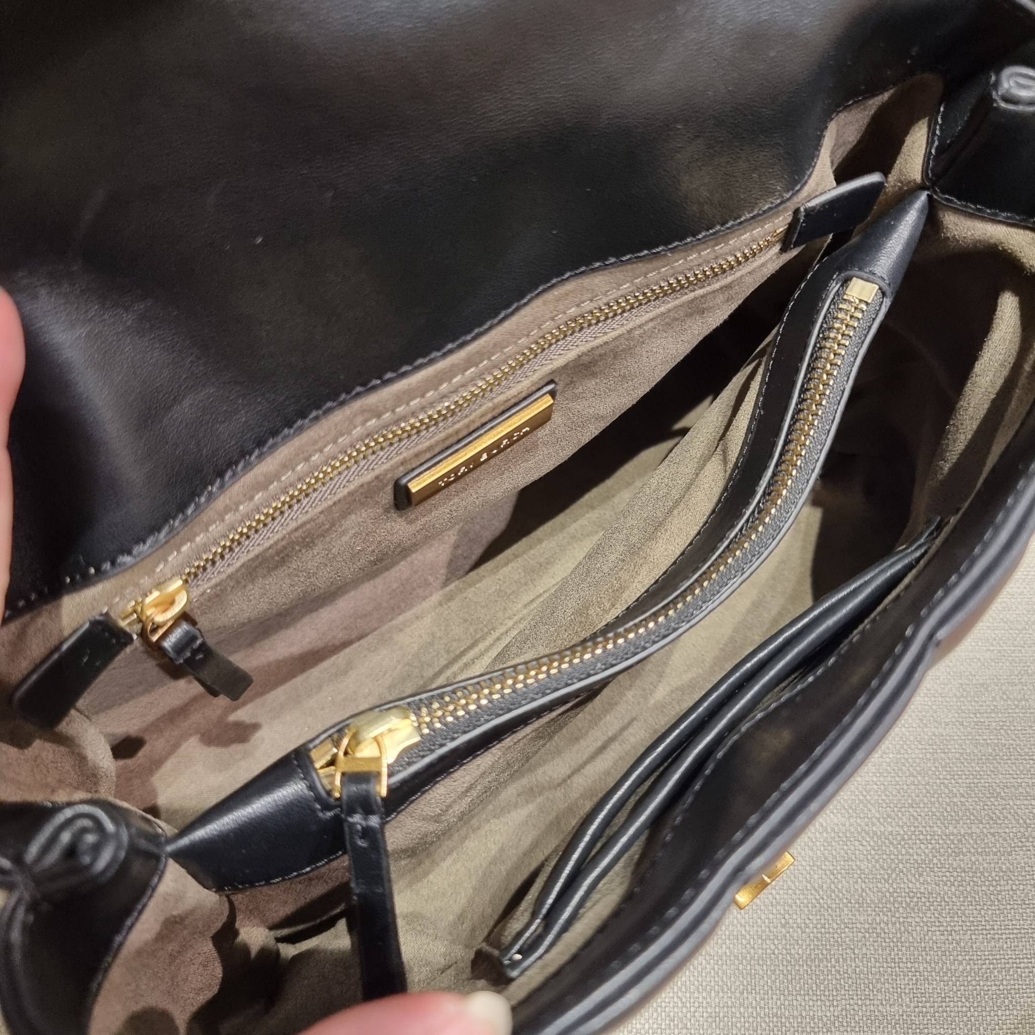 TORY BURCH KIRA QUILTED LARGE SATCHEL ใบใหญ่กับคอลที่ปังไม่ไหว พร้อมเสิร์ฟสีคลาสสิค กระเป๋าถือ/สะพาย ทรงสวย ดูแพง ดูหรู!! หนังแท้ ดีไซน์บุนวม เส้นคมสวย วัสดุหนังแกะ สัมผัสดีงาม นิ่มมือ เปิด-ปิดด้วยอะไหล่บิดล็อค ภายในเป็นช่องโล่ง มีช่องซิป ใส่ของได้แน่นๆ ม