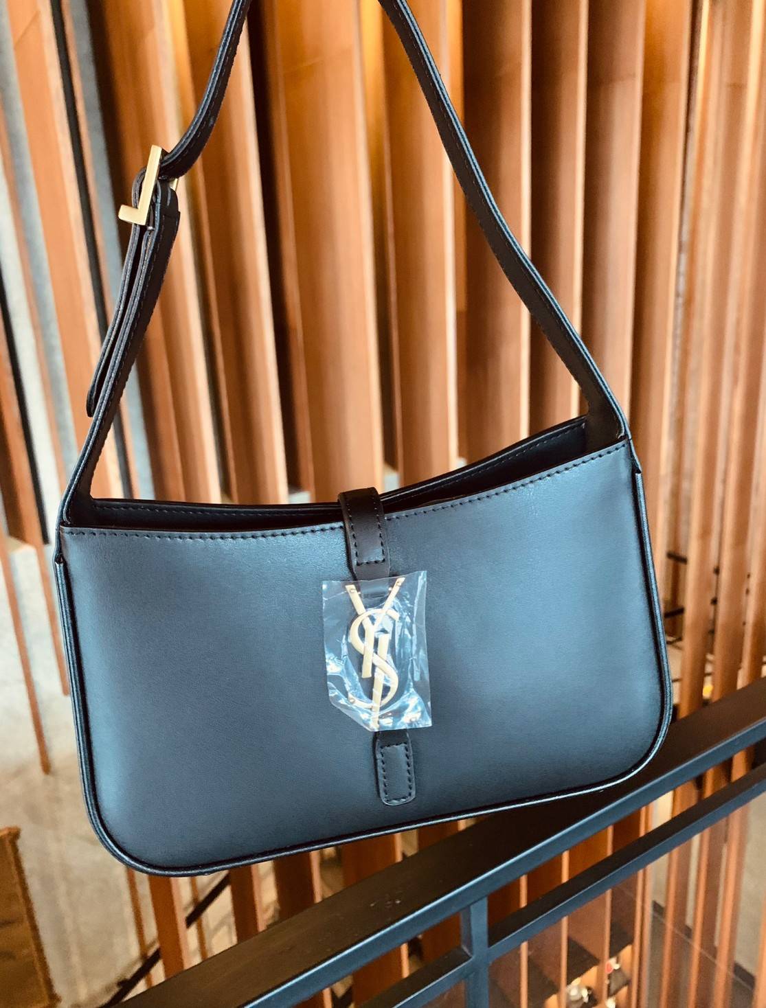 สวยสะกดทุกสายตา แรกเห็นก็หลงรักแล้วจ้าา VIP YSL Le 5 à 7 mini leather shoulder bag / YSL HOBO BAG กระเป๋าที่ดูหรู และคลาสสิคมากๆ ในตอนนี้ หนังแท้อย่างดี สัมผัสแล้วรู้สึกถึงความนิ่มของหนังเลยค่ะ