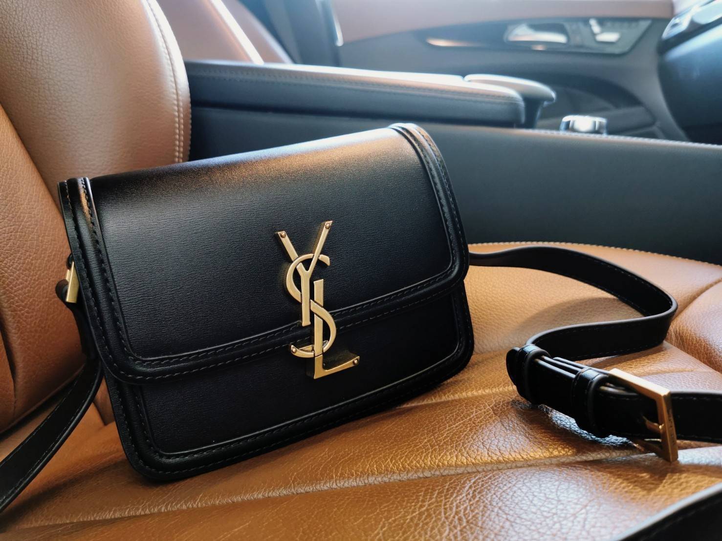 YVES SAINT LAURENT YSL BAG VIP GIFT WITH PURCHASE (GWP) พรีเมี่ยมกิ้ฟ Limited Edition จาก YSL DUTY FREE COUNTER วัสดุหนังแท้ Calfskin ทรงสี่เหลี่ยมหนังสวยหรูอยู่ทรงเปิดปิดด้วยฝาปิดโลโก้แบรนด์อะไหล่ทอง ภายในโล่งมีช่องหลัก และช่องย่อยสามารถใส่มือถือของใช้จุ