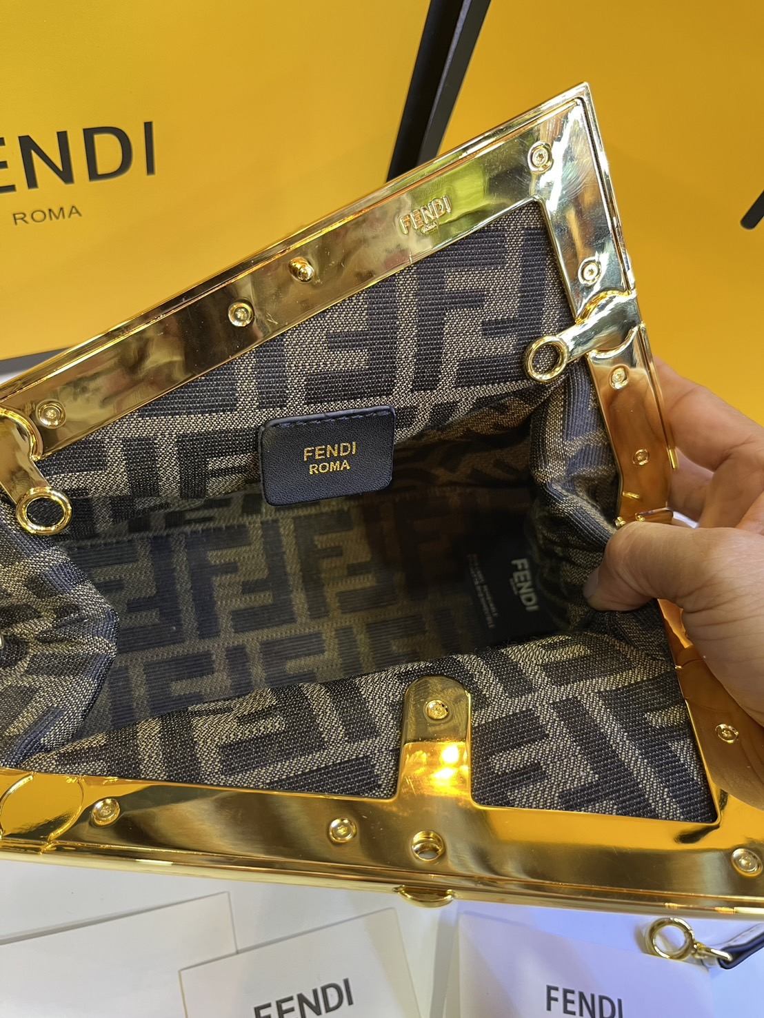 พร้อมส่ง 6 สี FENDI First Midi bag กระเป๋าทรงคลัชมาพร้อมสายสะพาย รูปลักษณ์สวยงามทันสมัย 🧡 เกรดออริจินอล 1:1 สลับแท้ ใช้งานต่างประเทศได้