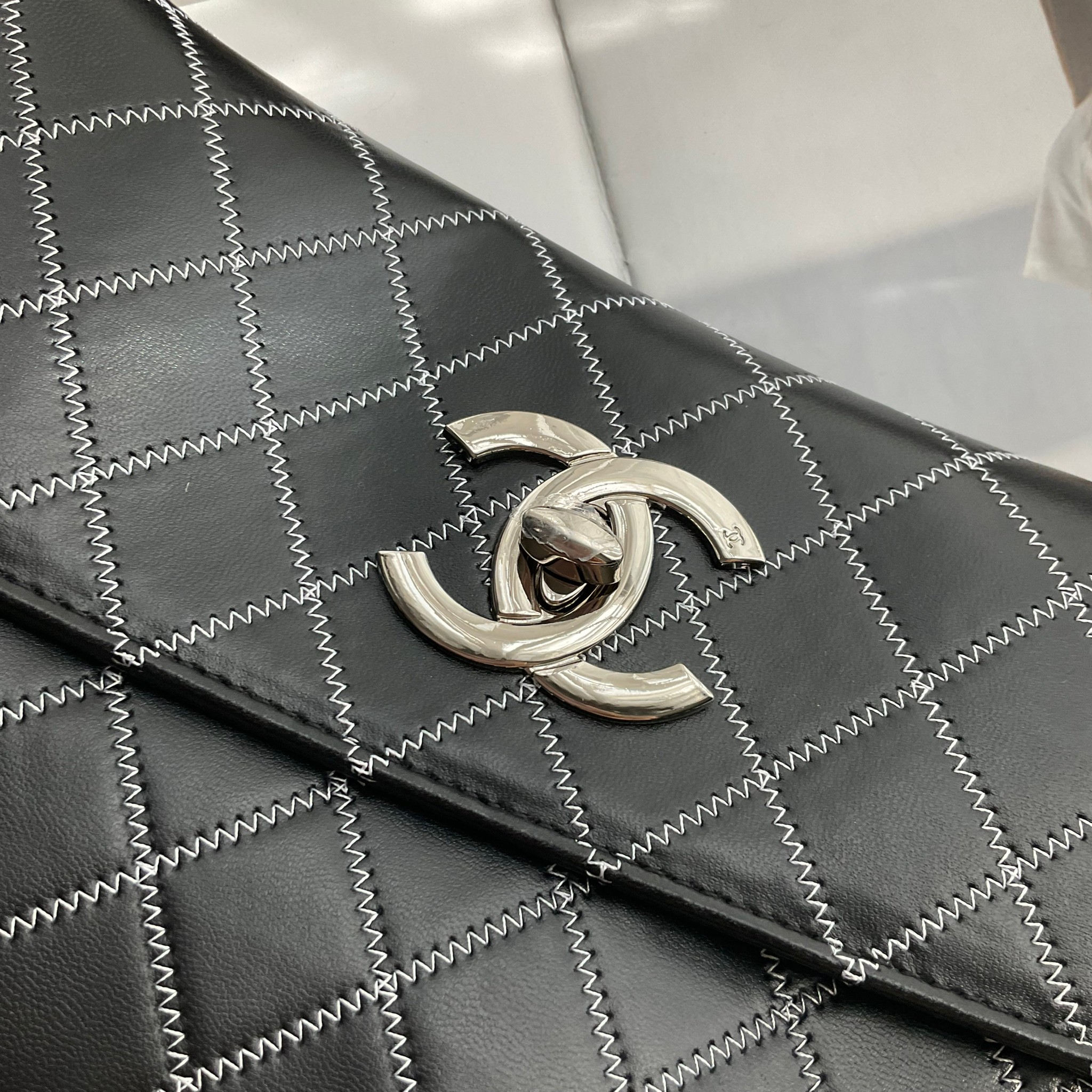 Chanel E/W Quilted Chain Stitch Flap Bag - Black Shoulder Bag / CHANEL VIP CROSSBODY BAG กระเป๋าทรงสะพายข้าง หนังพียู อะไหล่เงิน เย็บกิมมิคตารางสีขาว