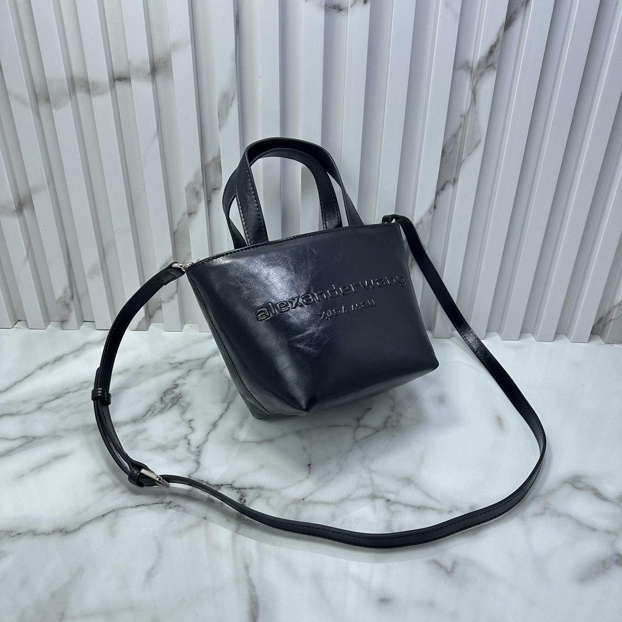 ALEXANDER WANG Punch Mini Tote Bag in Crackle Patent Leather กระเป๋าทรงโท้ท งานหนังลายยับเต็มใบ เกรดออริ 1:1 ใช้งานต่างประเทศได้