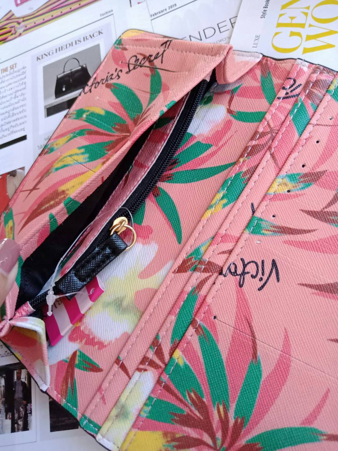กระเป๋าสตางค์ลาย signature จากแบรนด์ฮิตอย่าง Victoria Secret โทนสีชมพู ขนาดกะทัดรัด เปิดปิดด้วยฝาพับกระดุม แบบสามตอน ด้านในมีช่องใส่ธนบัตรยาวได้ ใส่บัตรหลายช่อง แถมยังมีช่องซิปใหญ่อีกหนึ่งช่อง เพิ่มความเก๋ด้วยช่องใส่รูปตรงกลาง สวยครบจบทุกฟังค์ชั่น ให้เป็น