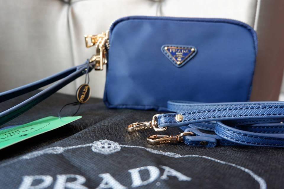 Prada 3 zipper mini crossbody bag งาน premium gift จาก counter ต่างประเทศค่ะ วัสดุ ผ้า nylon ตามแบบฉบับของแบรนด์เลย มาพร้อมกับสาย 2 เส้น มีสายหนังคล้องข้อมมือ และสายยาวสำหรับสะพายไหล่ หรือ crossbody ค่ะ ขนาดกำลังน่ารัก อะไหล่ทองดูหรู ภายใน มีช่องซิปแบ่ง 3