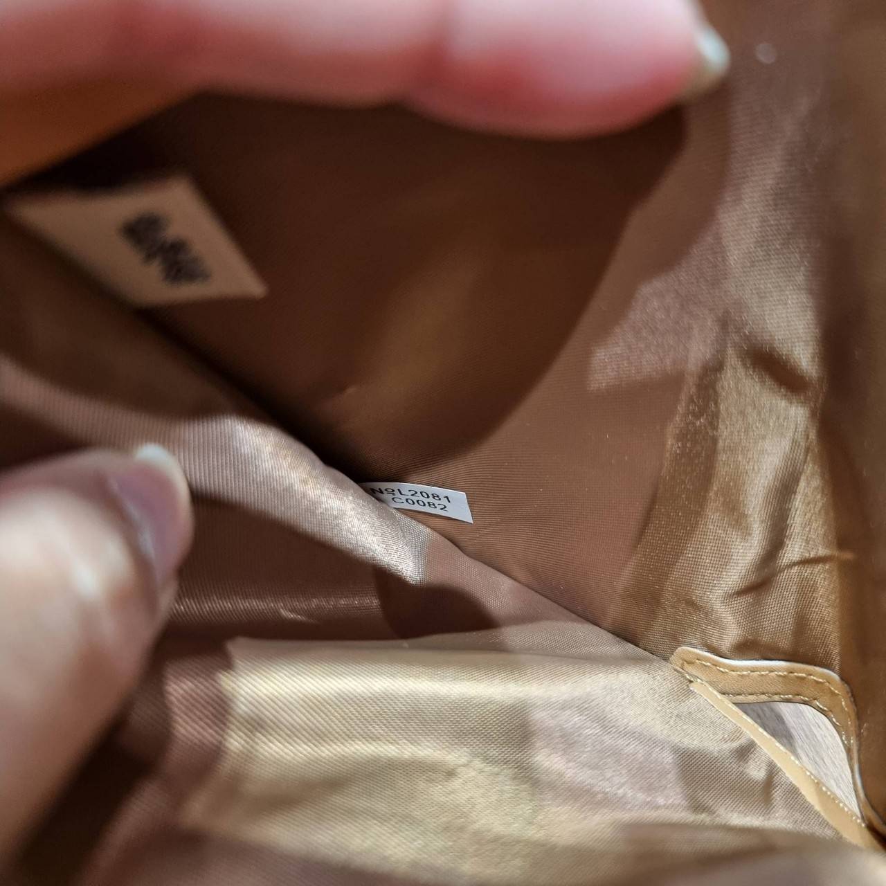 COACH C0082 MEDIUM CORNER ZIP WALLET IN SIGNATURE CANVAS ดีไซน์ใหม่ล่าสุด!! กระเป๋าสตางค์ใบกลาง 👛 ขนาดกำลังเหมาะมือ วัสดุหนังแคนวาสเคลือบลาย ดูแลรักษาง่าย มีช่องใส่บัตรและธนบัตรครบ และช่องซิปแยกไว้ใส่เหรียญ ครบเซ็ทแบบนี้เหมาะส่งต่อเป็นของขวัญที่สุ