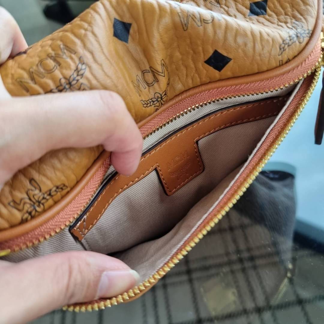 M.C.M STARK BELT BAG IN VISETOS รุ่นยอดฮิต!! หนุ่มๆสาวๆใช้ได้ไม่มีเบื่อ!! 🎉⭐️⚡️🛎 กระเป๋าคาดอกรุ่นขายดี ลายวิเซโต้เอกลักษณ์ ทั้งสปอร์ตและดูหรูในตัว ใช้งานง่าย ได้ทุกลุค วัสดุหนังแคนวาสคุณภาพดี มีช่องซิปหลัก และซิปรอง ภายในเป็นช่องโล่