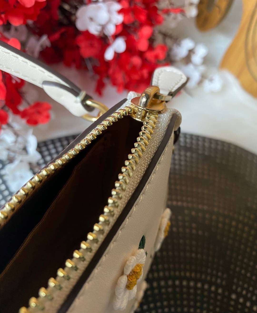 COACH NOLITA DAISY BAG (coach C3356) พร้อมส่งทันทีค่ะ! กระเป๋าหิ้ว//คล้องไหล่ หนังแท้เรียบสวย จุดเด่นด้านหน้าปักดอก Daisy แบบ3D นูนขึ้นมาสวยงามสะดุดดตามากๆค่ะ เปิดปิดกระเป๋าแบบซิป ภายในใส่มือถือได้ทุกรุ่น;กระเป๋าเงินใบกลางได้;มีช่องเสียบบัตร2ช่อง;และช่องใ