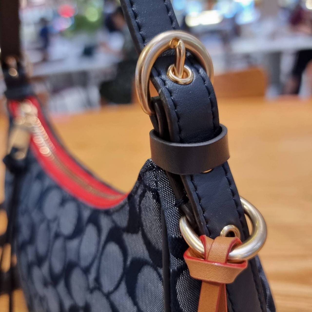 COACH C8163 KLEO HOBO IN SIGNATURE CHAMBRAY ใหม่ล่าสุด คอลเลคชั่นสุดคิ้วท์ ที่สาวๆต้องหลงรัก กระเป๋าสะพายทรงโฮโบ ที่ดีไซน์มาให้ปรับใช้งานได้หลากหลาย วัสดุผ้าแชมเบรย์ คมสวย รูดเปิด-ปิดด้วยซิป ภายในเป็นช่องโล่ง สายคล้องสามารถถอดออกใส่สายยาวสะพายข้างได้ หรือ