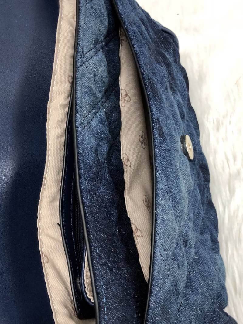 GUESS WOMEN BAG JEAN กระเป๋าสะพายไหล่หรือ crossbody สุดชิค วัสดุผ้ายีนส์ ด้านหน้าติด logo brand เพิ่มดีเทลดีไซน์ตกแต่งที่ด้านหน้ากระเป๋า เปิดปิดกระเป๋าแบบแม่เหล็ก ใช้งานง่าย ภายในมี 2 ช่อง แต่ละช่องกว้างใส่ของได้จุ และยังมีช่องซิปเล็กใส่ของจุกจิกได้อีกค่ะ