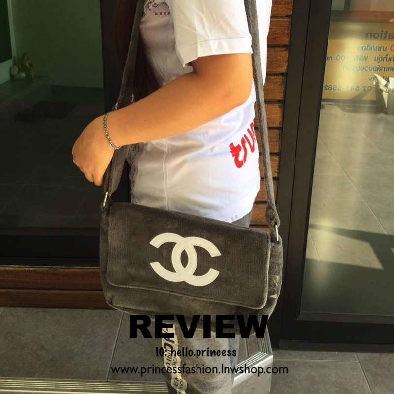 Chanel Beaute Crossbody Bag กระเป๋าสะพาย VIP. GIFT ของแท้ จาก Chanel Cosmetic วัสดุขนวูฟสีดำหนานุ่ม ตัดโลโก้แบรนด์หนังแก้วสวยโดดเด่น น้ำหนักเบา เปิดปิดด้วยฝาปิดกระดุมแม่เหล็ก ใบใหญ่กำลังดี ใส่ iPad, กระเป๋าสตางค์ใบยาว, และของจุกจิกได้เยอะ มาพร้อมสายยาวเลื