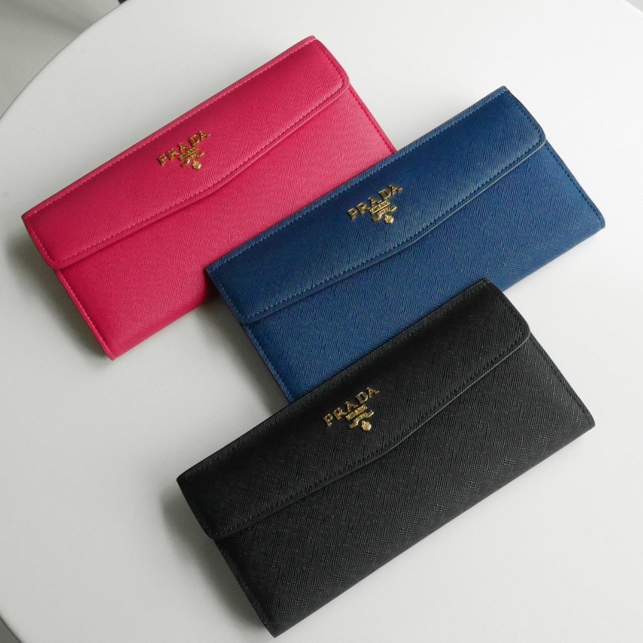 พร้อมส่งครบสีค่ะ 🖤💙💖 Best Seller PRADA LONG WALLET กระเป๋าสตางค์ยาว **รับทรัพย์ ทรงหรู จากงานพรีเมี่ยมกิ้ฟ จากเคาเตอร์ต่างประเทศ จากแบรนด์ PRADA ลายหนัง SAFFIANO มีช่องใส่บัตร ถึง 12 ช่อง และช่องซิปใส่ของจุกจิกได้ น้ำหนักเบา จับถนั