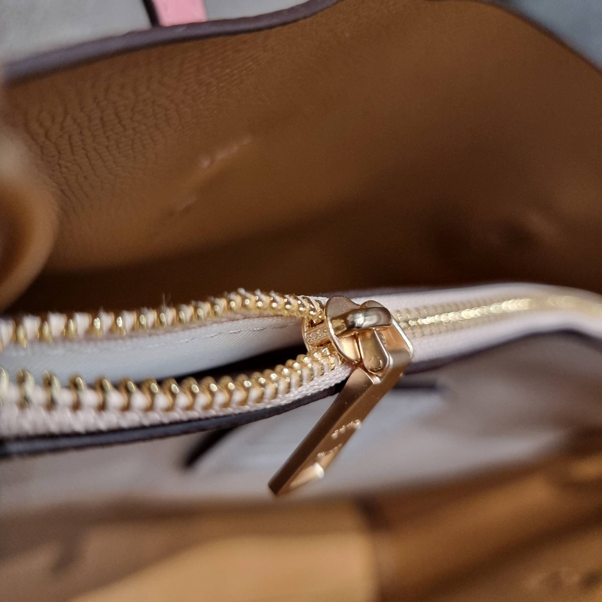 COACH C4084 MOLLIE TOTE 25 WITH HEART FLORAL ดีไซน์ใหม่ล่าสุด กระเป๋าโท้ทไซส์เล็กที่สาวๆต่างก็ต้องปักใจรัก รอบนี้น้องถูกเติมแต่งลวดลายดอกไม้ เพิ่มดีเทลความน่าใช้ไปอีก วัสดุหนัง pepble เรียบหรูดูดีม้าก!! ภายในโล่งกว้าง มีช่องซิปกลางใส่ของได้ ขนาดกำลังดีแบบ