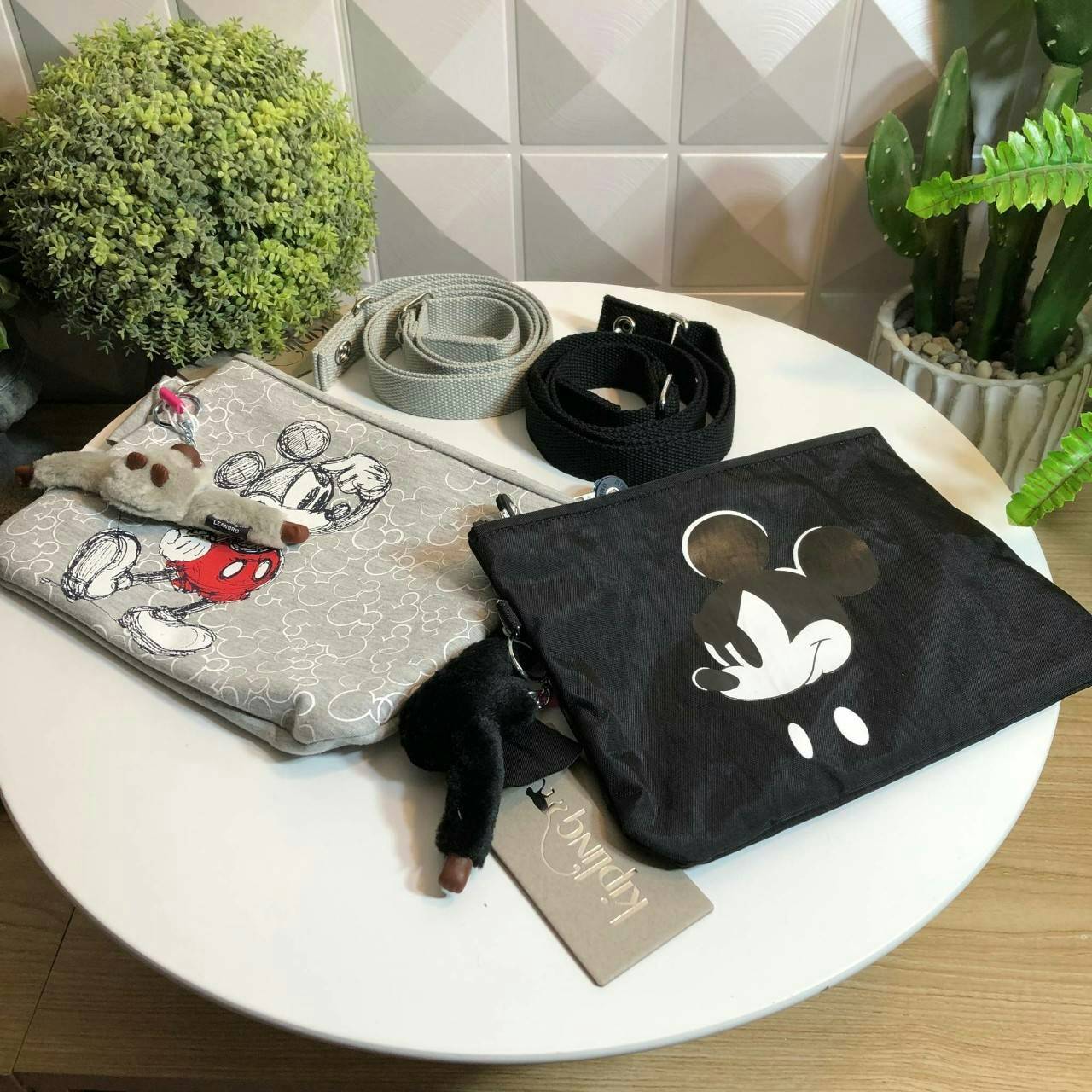 Kipling MAY Small 2-in-1 Pouch and Crossbody กระเป๋าสะพายหรือคาดเอว ขนาดมินิรุ่น Limited ทรงน่ารัก น้ำหนักเบา ใช้ได้ทั้งสองด้าน ด้านหน้ามีสกรีน mickey mouse ด้านหลังประดับโลโก้ มาพร้อมพวงกุญแจแบรนด์ เปิดปิดด้วยซิปสะดวกใช้ หัวซิปแบรนด์ มีหนึ่งช่องซิป และสา