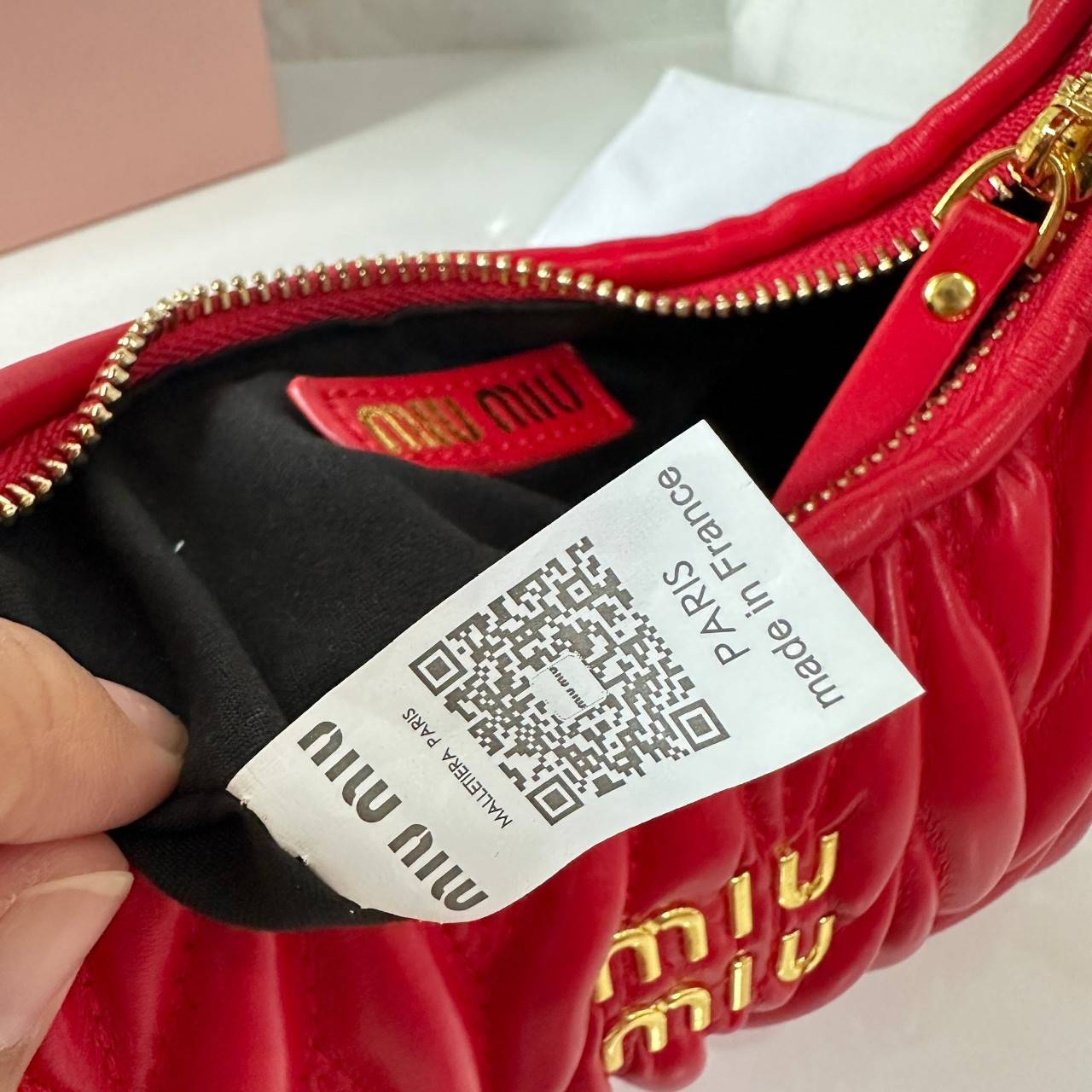 MIU MIU WANDER MATELASSÉ MINI HOBO BAG กระเป๋าถือ/กระเป๋าสะพายข้าง แบรนด์ดังจากอิตาลี ด้วยเอกลักษณ์ความโดดเด่น