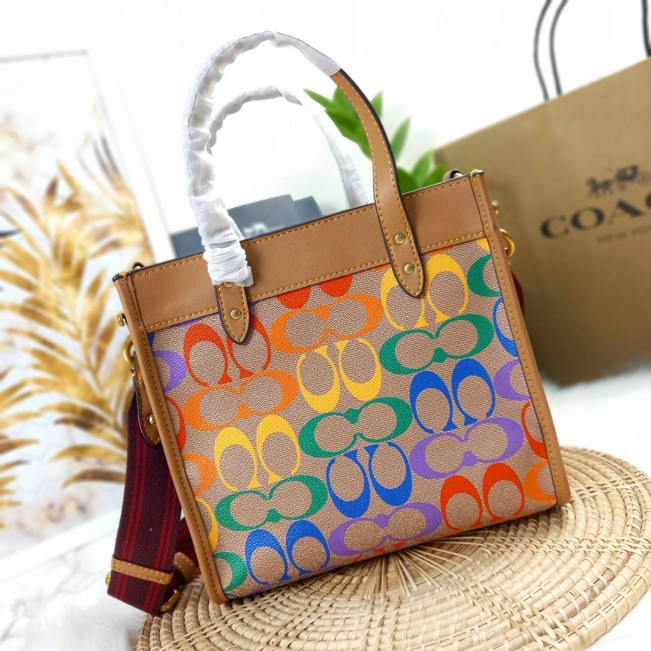 OUTLET 】COACH FIELD TOTE 22 IN RAINBOW SIGNATURE CANVAS(COACH C5142) ความสดใส พร้อมแจ้งเกิด สวยทุกฤดูกาลมากจริงๆ🌺 คอลเลคชั่น ที่ไม่ต้องพูดเยอะ//กระเป๋าทรงTOTE // ว้สดุหนังแคนวาส เก็บดีเทลด้วยหนังแท้ สวยเนียบ ด้วยลาย C signature สีรุ้ง🌈 มีส