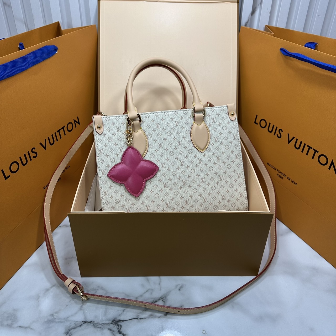 ORI หนังแท้ | LV OnTheGo PM bag Monogram Sand Beige กระเป๋าสะพายทรงโท้ทออนเดอะโก ในคอลเลกชัน LV Romance ยกระดับดีไซน์สำหรับฤดูกาลนี้ด้วยการผสานสัญลักษณ์ไอคอนิกลาย Damier และ Monogram ที่มีเอกลักษณ์ไม่ซ้ำใครของเมซงเข้าด้วยกัน กระเป๋าถือหนังหรูหรา