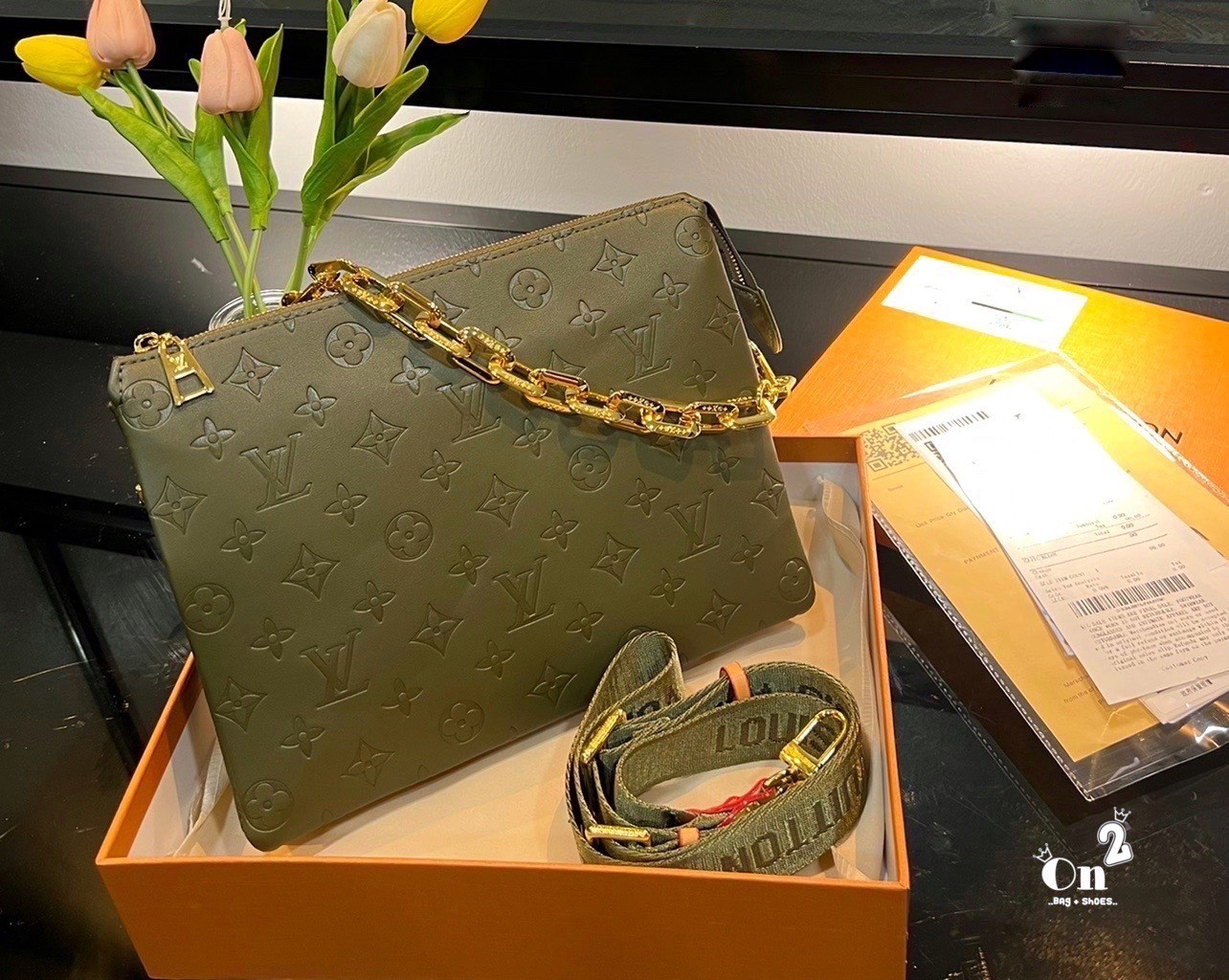 LV HANDLE POUCH MONOGRAM / LV Coussin PM Bag กระเป๋าสะพายกึ่งคลัชท์ สุดล้ำ มาแรงมาก ด้วยความสวยปังตั้งแต่แรกเห็น วัสดุหนังแกะสังเคราะห์ปั๊มลายสวยคม มาพร้อมสาย 2 เส้น เลิศๆ มีสายโซ่ที่มีดีเทลละเอียดไม่ซ้ำ และสายสปอร์ตครอสบอดี้ ที่จะคล้องไว้ทั้งสองเส้นก็ดีง