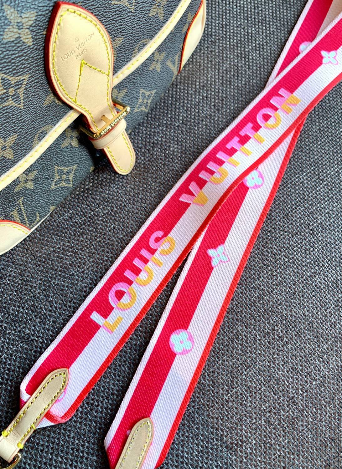 LOUIS VUITTON DIANE MONOGRAM พร้อมส่ง สุดคุ้ม! กับกระเป๋าLV พรีเมี่ยมกิฟ ตปท. หนังแท้ นิ่ม ทรงสวยมากๆค่ะ ((พื้นผิวหนังเป็นการขัดตามธรรมชาติจะมีรอยดำๆตรงขอบหนังนะคะ)) รุ่นนี้มาในลุคสวย หรู ดูชิล เพราะไม่ว่าลุคไหนๆก็เอาจริงๆจ้า! เปิดปิดกระเป๋าแบบกระดุมแม่เห