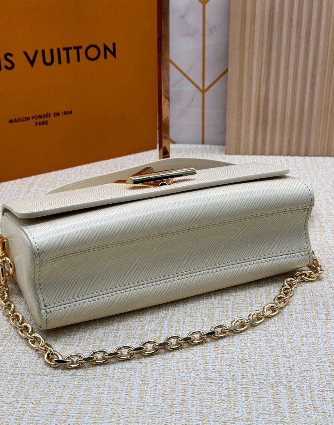 ORI หนังแท้ | LV Twist West Bag กระเป๋าสะพายหนัง Epi ลายเกรน สุดคลาสสิกมาดีไซน์ใหม่ในรูปทรงยาวเผยลุคมีระดับเหนือกาลเวลา ความหรูหราเข้ากับสตรีตสไตล์