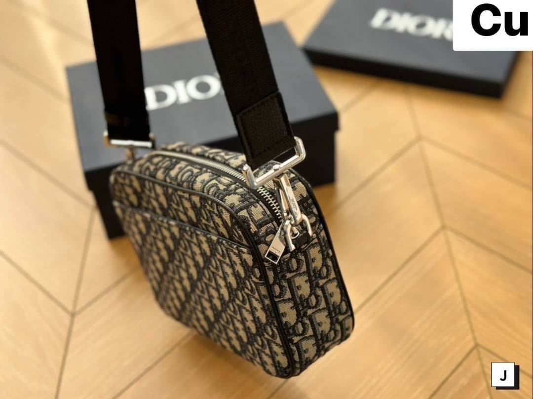 DIOR Safari bag with shoulder strap กระเป๋าสะพายทรงแมสเซ็นเจอร์ สวยหรูเป็นเอกลักษณ์ สุดฮอตที่ดีไซน์รูปแบบขนาดใบกำลังดี ไอเท็มใหม่ที่สามารถใช้ได้ everyday รีบจัดก่อนใครได้เลย!