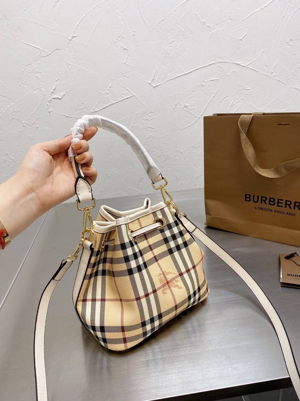 BURBERRY MINI BUCKET VINTAGE LEATHER BAG งานพรีเมียมกิ้ฟท์เคาเตอร์ น้ำหอมจากแบรนด์ วัสดุหนัง PVC ทรงขนมจีบสุดคิ้วท์ เนื้อหนาซับในอย่างดี กระเป๋าสามารถ จุของได้เยอะมาก ด้านในมีช่องซิปพร้อมช่องใส่ของอีกหนึ่งช่อง ถือแล้วสวยมากๆ จุของได้กำลังดี ทรงนี้ต้องมีติ