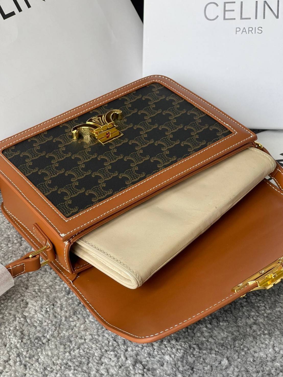 VIP 】Celine TEEN MEDIUM TRIOMPHE BAG IN TRIOMPHE CANVAS สาวๆที่กำลังมองหากระเป๋าน่ารักเอาไว้ใช้ในวันสบาย ๆ แต่ไม่รู้เลือกกระเป๋า Celine รุ่นไหนดี แนะนำรุ่นนี้เลยคะ เป็นกระเป๋าสะพายข้างขนาดกำลังดี สวยแบบคลาสสิก หรูหราด้วยแคนวาสเคลือบลาย Triomphe อีกทั้งยัง