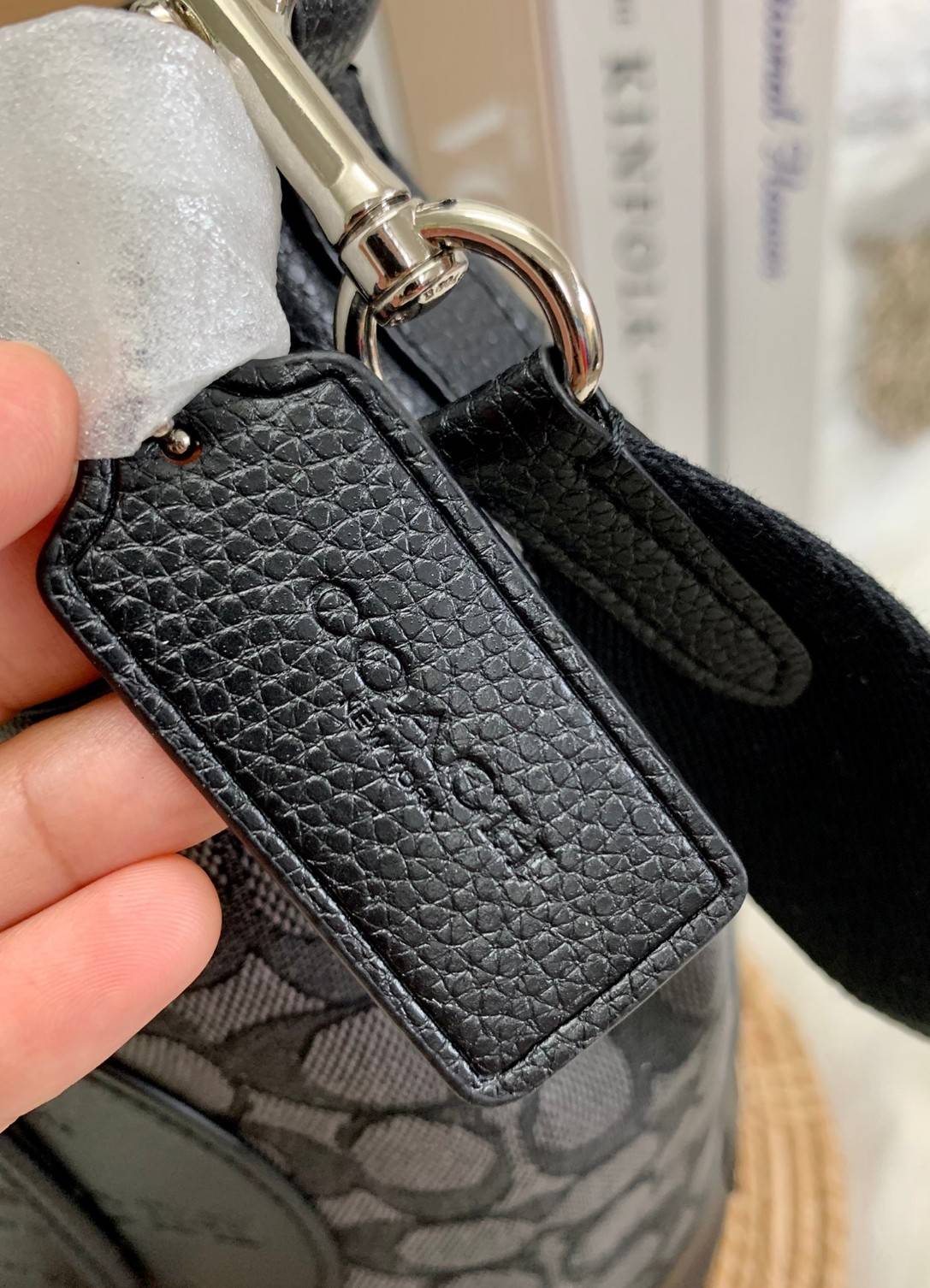 สวยหรู ดูดีมากๆ บอกเลย ไม่มีคือพลาดจร้าา! COACH DEMPSEY DRAWSTRING BUCKET BAG ((C4100//C4102)) พร้อมส่งที่ไทยอีกครั้ง! กระเป๋าทรงขนมจีบ หนังแท้นิ่มสวยมากๆค่ะ จุดเด่นด้านหน้าปั้มโลโก้แบรนด์ ปากกระเป๋าแบบหูรูดใช้งานง่าย ภายในสามารถใส่ของจำเป็นในชีวิตประจำวั