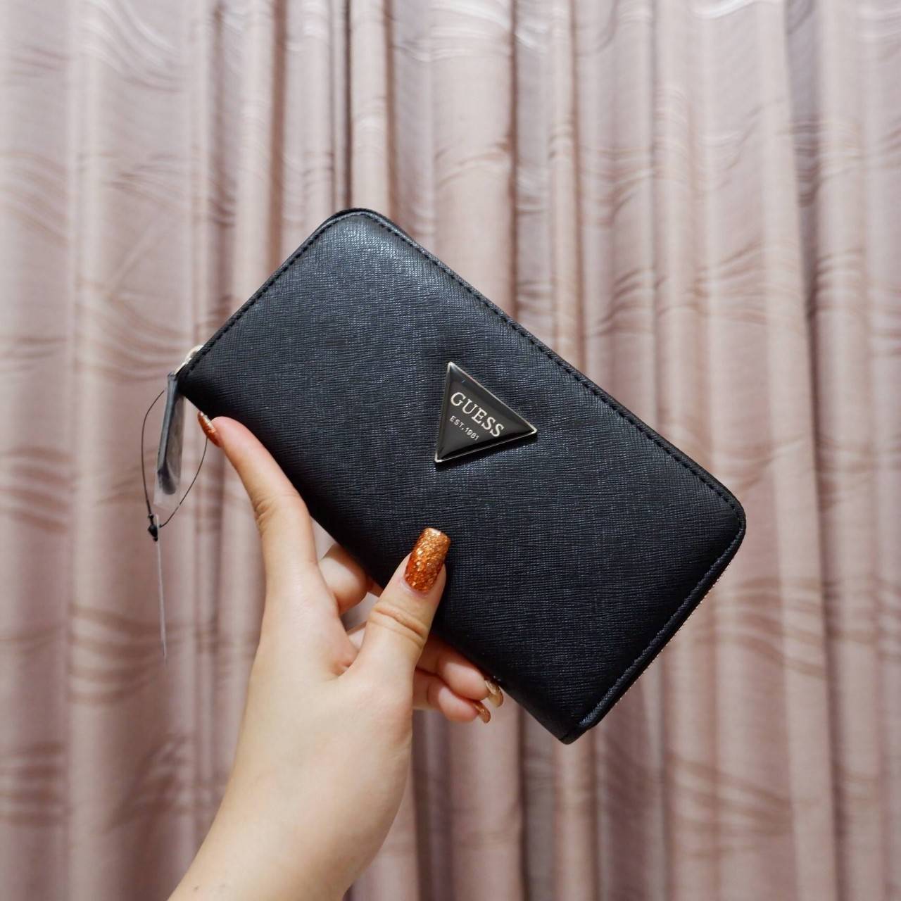 GUESS FACTORY WOMEN'S WALLET กระเป๋าสตางค์ใบยาว ดีไซน์สวยหรู วัสดุหนังนิ่มลายหนังSaffiano ประดับโลโก้แบรนด์สวย เปิดปิดด้วยซิปบน ภายในมีทั้ง ช่องใส่ธนบัตร แบงก์พัน และช่องใส่บัตรหลายช่องแยกเป็นสัดส่วน ภาพถ่ายจากสินค้าจริงสวยน่าใช้ค่ะ สาวๆที่กำลังหากระ