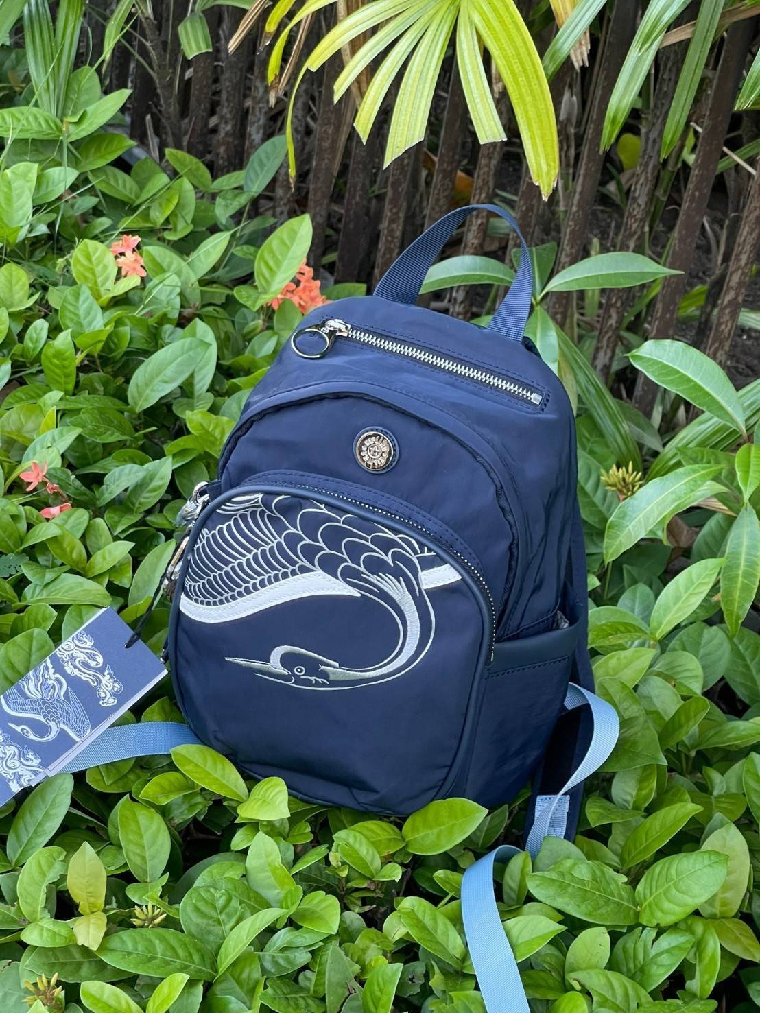 KIPLING X YONGLE PALACE COLLECTION รุ่น DELIA MINI DAILY BACKPACKS กระเป๋าเป้สะพายหลัง ที่มีความโดดเด่น มีความสวยงามจากลายปักด้านหน้าด้วยนักออกแบบชื่อดัง คอลเลคชั่นนี้ได้รับแรงบันดาลใจจากพระราชวังYongle Palace ส่วนขนาดและความเหมาะสมในการใช้งานบอกได้เลยเว่