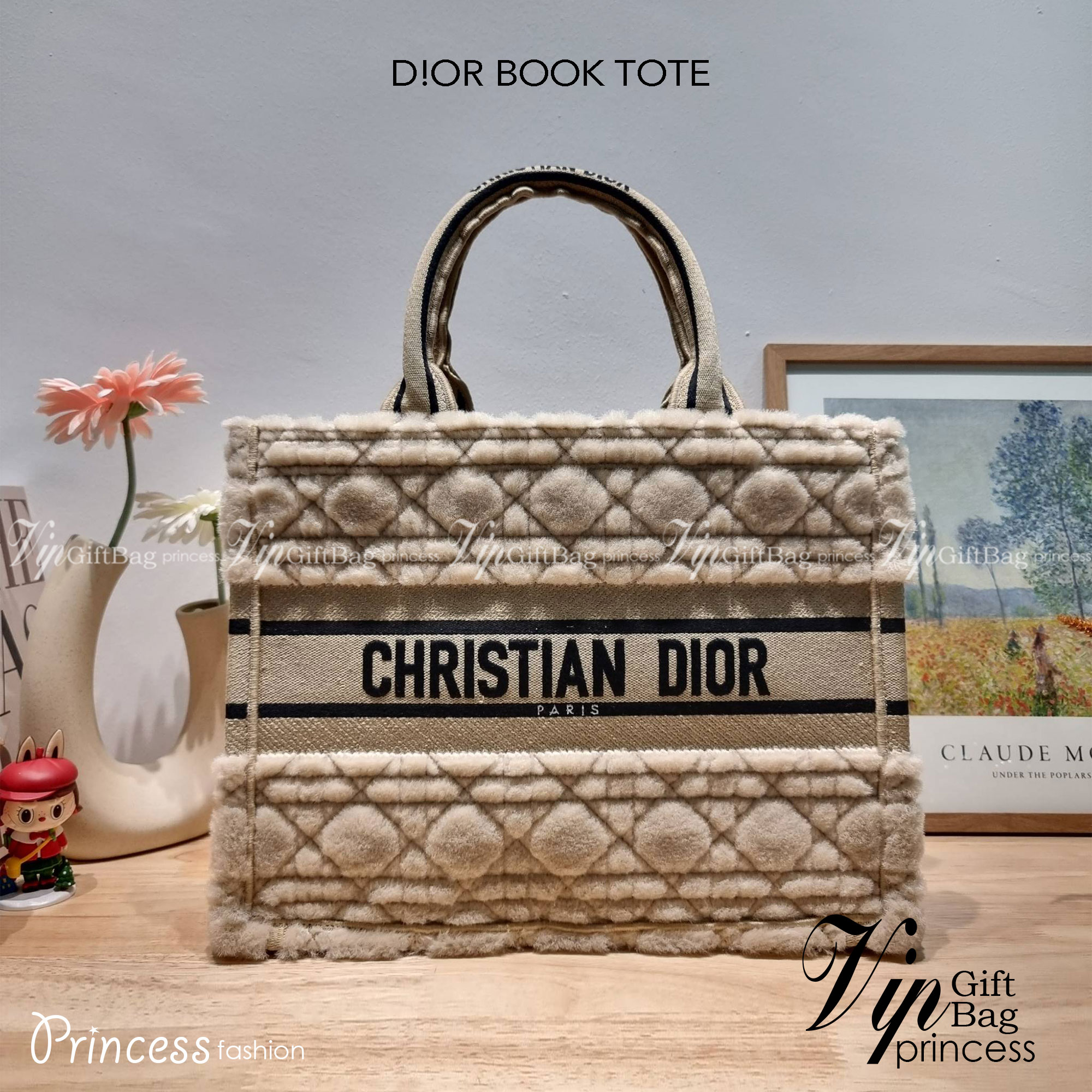 MEDIUM DIOR BOOK TOTE / CD book tote กระเป๋าทรงโท้ทใบใหญ่ ดีไซน์ใหม่ล่าสุด ที่มีทั้งความละมุนและหรูหราในตัว ด้วยการ shearling ขนแกะรอบใบฟูนุ่ม ตัดสลับฟอนท์เอกลักษณ์สวยงาม หูจับในตัวทนทาน ใช้งานง่าย ด้านในกระเป๋ากว้างมาก จุของได้เยอะ ไม่ใช่แค่สวยแถมยังใช้ป