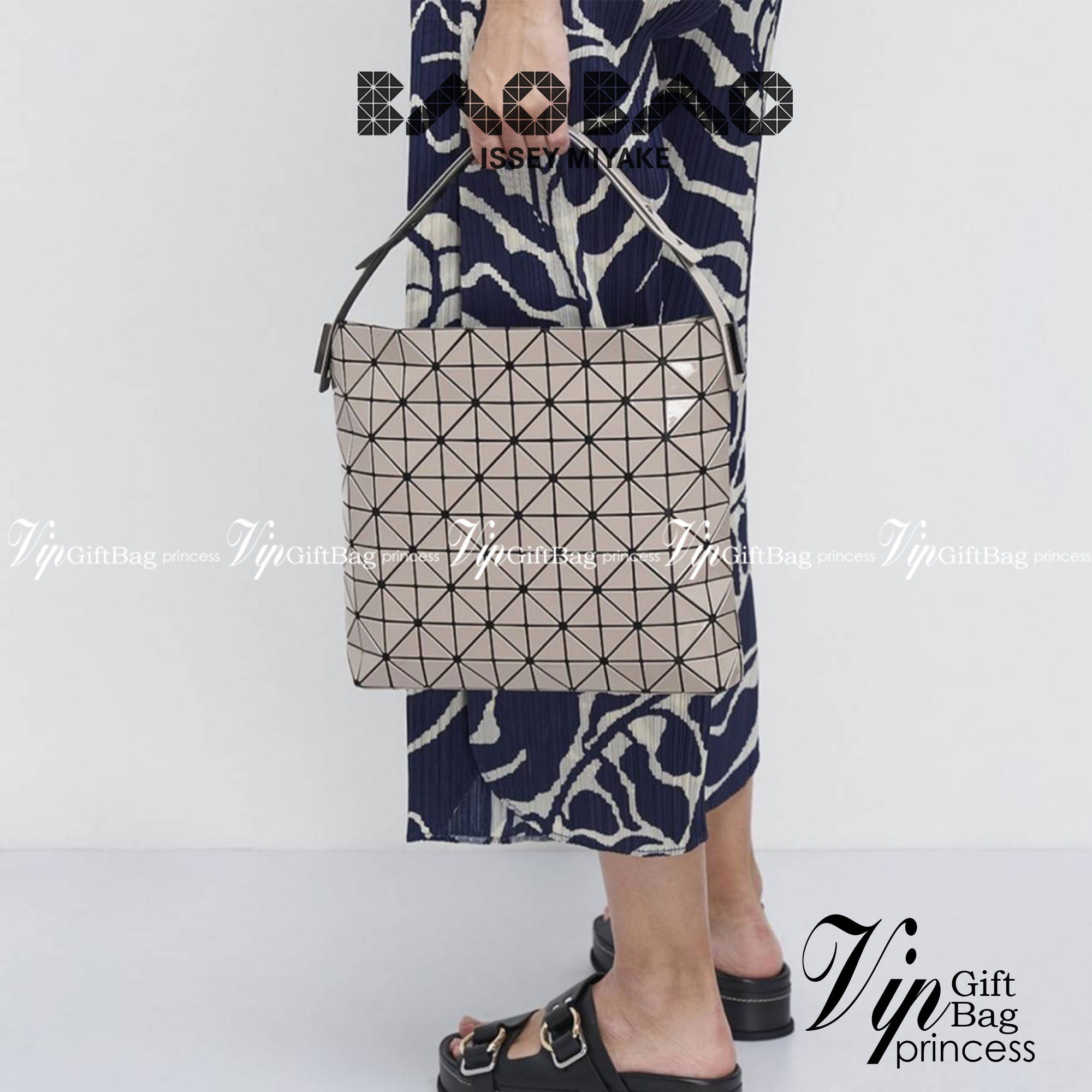 รุ่นใหม่ล่าสุด! พร้อมส่งที่ไทย! BAO BAO ISSEY MIYAKE BAGUETTE HANDBAG (LARGE) กระเป๋าสะพายไหล่จากทรงสวย วัสดุ 100% POLYVINYL CHLORIDE ด้านในใส่ของได้กำลังดีเลย ใส่ไอแพดมินิ กระเป๋าสตางค์ยาวได้ สมุดโน้ตได้สบายเลย วัยทำงานหรือวัยนักศึกษา อย่างน้อยต้องมีแบรน