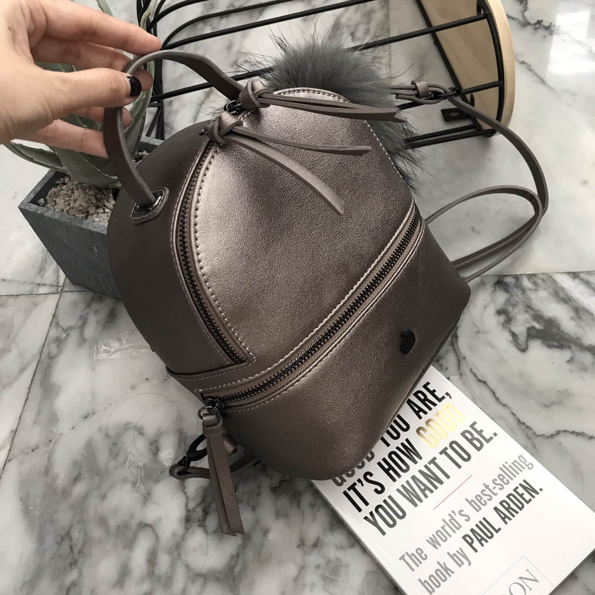 สินค้ารุ่นใหม่สัปดาห์นี้ ค๊า เป้ มินิ รุ่นใหม่ ได้ Look Minimal style แฝงความน่ารักนิดๆ ต้องใบนี้เลยค๊า KEEP ' All-day backpack with shoulder strap ' 📍ความพิเศษ คือ สาย ถอดได้ปรับเปลี่ยนได้ตามการใช้งาน (สะพายหลัง-สะพายข้างลำตัว ) ใน set 