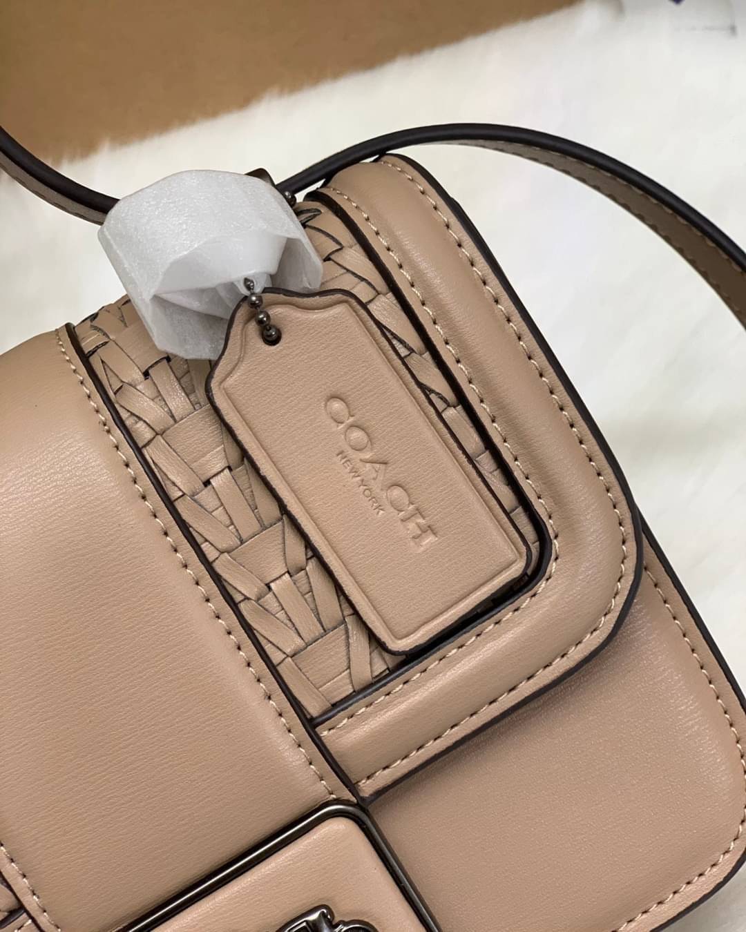 น้องสวย คุณภาพแน่นอีกแล้วจร้าา! COACH ALIE SHOULDER BAG 18 WITH WEAVING ((C2587)) พร้อมส่งความสวย! กระเป๋าสะพายครอสบอดี้ร์หรือสามารถทบเป็นสายคู่ใช้แบบหิ้วหรือคล้องไหล่ได้ด้วย หนังแท้อย่างดีสวยงามค่ะ ด้านหน้าทำหนังแบบสานได้คลาสสิคค่ะ