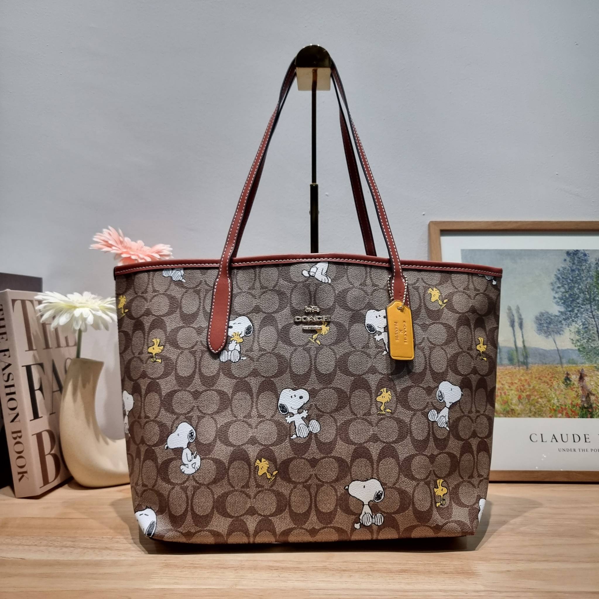 Coach X Peanuts City Tote In Signature Canvas With Snoopy Woodstock Print CF166 คอลเลคชั่นใหม่ น่ารักเกินต้าน กับกระเป๋าทรงโท้ทไซส์ใหญ่ ดีไซน์ลวดลายการ์ตูนยอดฮิต ที่ใครๆก็ต้องรู้จัก พิมพ์คมชัดลงบนหนังแคนวาส รูปทรงสวย ปากกระเป๋ามีกระดุมแม่เหล็กปิดกันของหล่