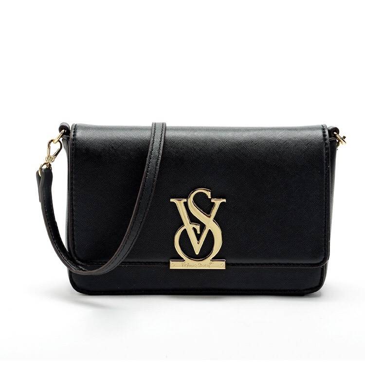 VICTORIA SECRET CLUTH & CROSSBODY BAG กระเป๋าสะพายข้าง แบบเรียบหรู วัสดุทำจากหนัง PU น้ำหนักเบา ด้านในมีช่องใส่ของหลักพร้อมช่องซิป ด้านหลังมีช่องเล็กอีก 1 ช่อง สายสะพายสามารถถอดออกหรือปรับระดับได้ ด้านในใส่กปต.ยาว + มือถือได้ทุกรุ่น ใบนี้แนะนำเลยค้า