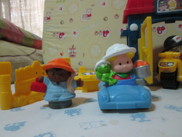 Fisher-Price Little People Mini Garage and Neighborhood Friends set ของเล่นมือสอง