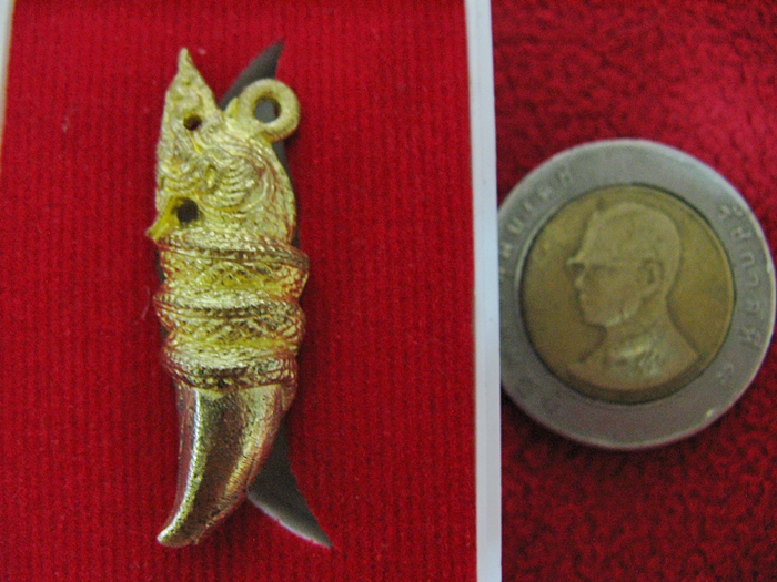 เขี้ยวเพชรนาคามหาโชคโภคทรัพย์พิมพ์เล็ก เนื้อทองทิพย์ รุ่นมหาเศรษฐี ปี60 พร้อมกล่องเดิมและใบคาถาค่ะ