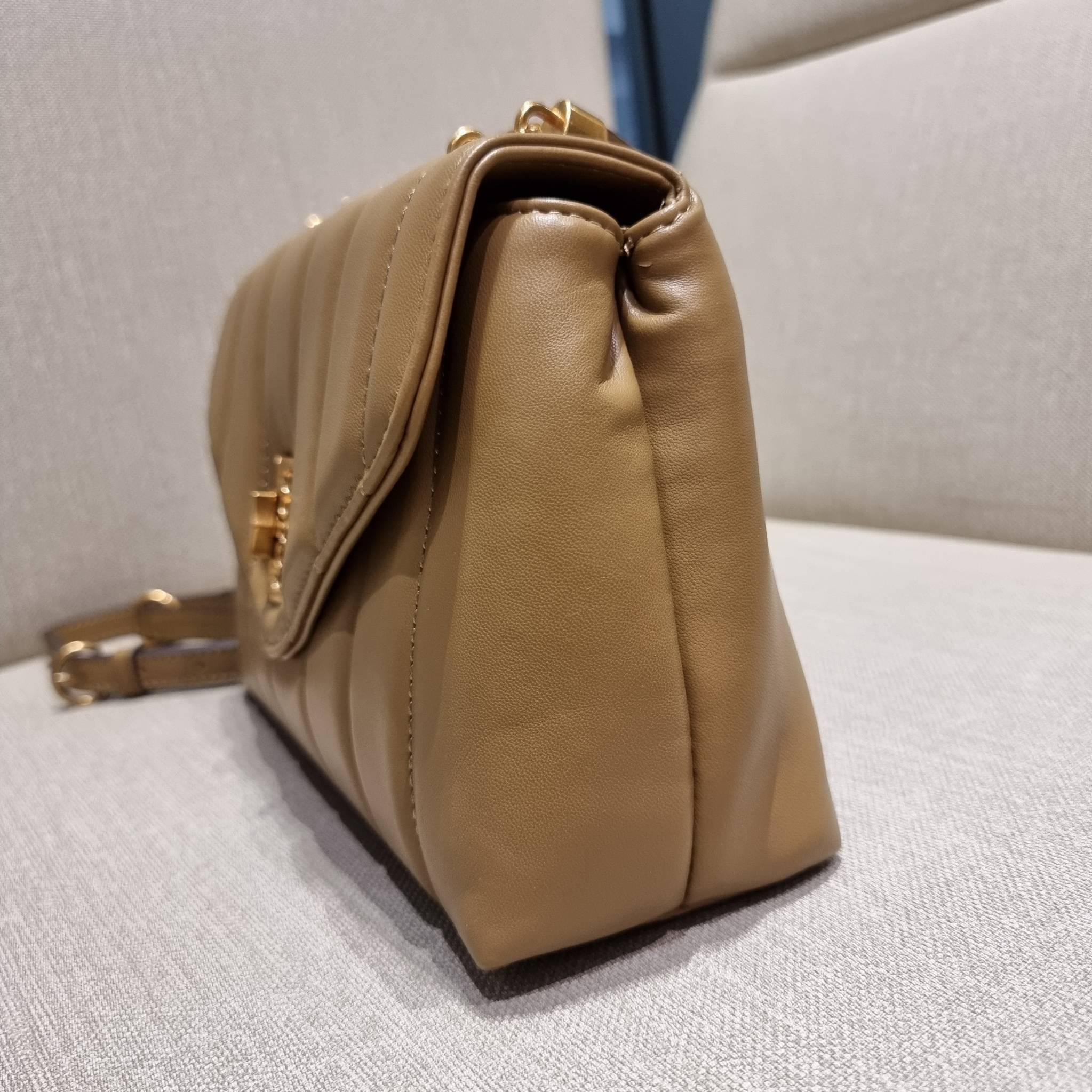 TORY BURCH KIRA QUILTED SMALL SATCHEL มาแล้วด่วนๆ!! กับคอลที่ปังไม่ไหว พร้อมเสิร์ฟสีคลาสสิค กระเป๋าถือ/สะพาย ทรงสวย สะพายคล่องตัว หนังแท้ ดีไซน์บุนวม เส้นคมสวยหรู วัสดุหนังแกะ สัมผัสดีงาม นิ่มมือ เปิด-ปิดด้วยอะไหล่บิดล็อค ภายในเป็นช่องโล่ง มีช่องซิป ใส่ขอ