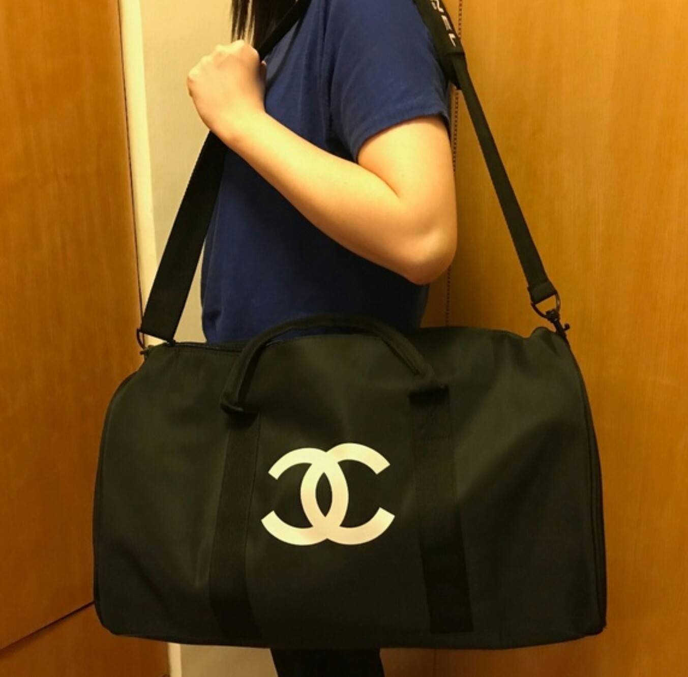 Best Price♡♡ ใช้ได้ทั้งหญิงชาย 💃💃 กับทรง travel & fitness bag กับ Chanel VIP Gift Bag Travel Bag Gym Duffel Weekend จากงานพรีเมี่ยมกิ้ฟแบรนด์หรูอย่าง Chanel ของแท้100% ตัวกระเป๋าเป็นผ้า Oxford หนาอย่างดี สกรีนโลโก้แบรนด์ตัดสี