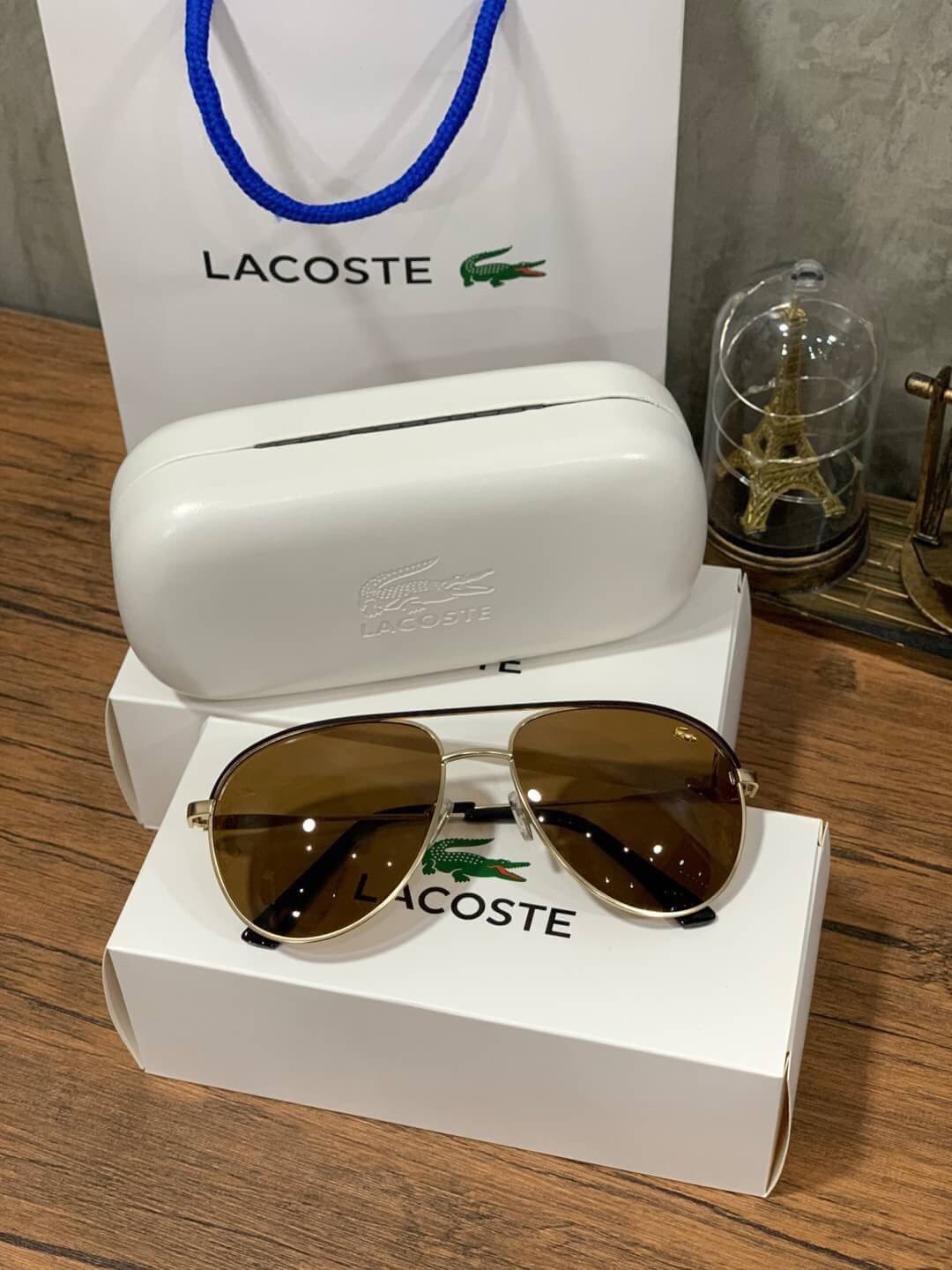 แว่นตา Lacoste Unisex Sunglasses แว่นตา Lacoste สไตล์ rayban ขนาดเลนส์กำลังดี หน้าเลนส์ติดโลโก้แบรนด์และปั๊มชื่อแบรนด์ ทรงคลาสสิคสีไม่มืดจนเกินไป ใช้ได้ทั้งชายและหญิงและชาย อุปกรณ์ฟูลเซ็ท มีทั้งกล่องแบรนด์สำหรับแว่น กล่องกระดาษ และถุงกระดาษแบรนด์ มอบเป็นข
