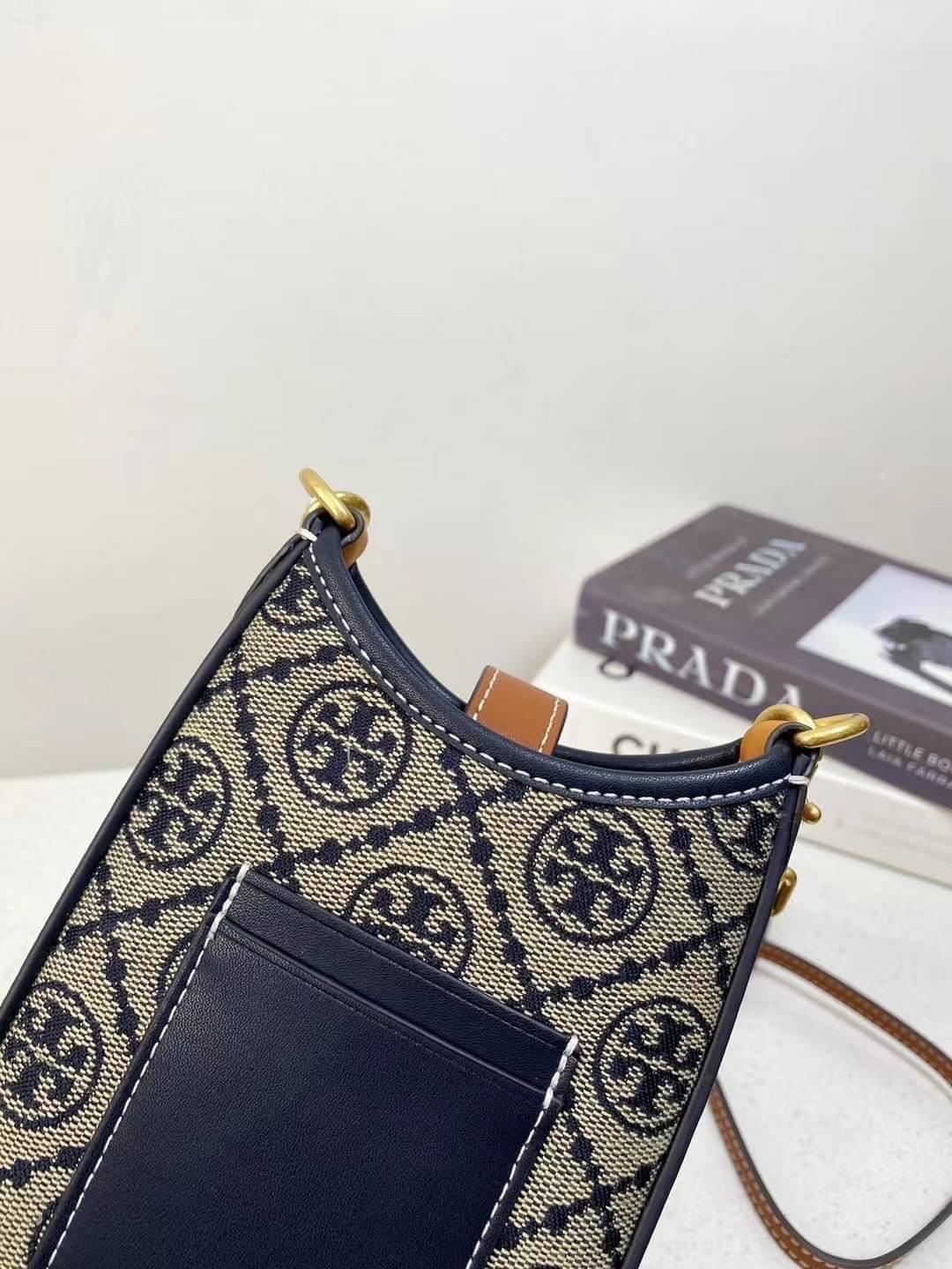 Tory Burch T Monogram Phone Crossbody / Tory Phone Bag พร้อมส่ง กระเป๋าใส่โทรศัพท์ สวยคม ด้านหลังมีช่องใส่บัตร