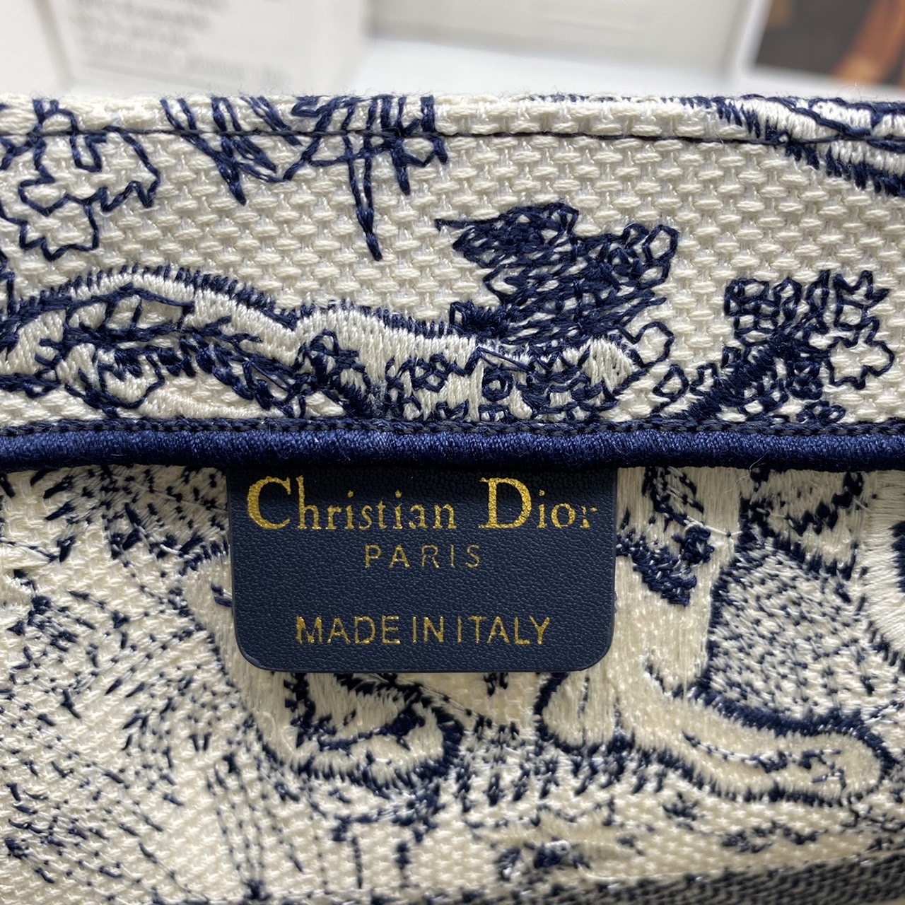 CHRISTIAN MEDIUM DIOR BOOK TOTE เอกลักษณ์ของความหรู เป็นทางช็อปปิ้งBag ที่ต้องมี ภายในโล่งกว้างมาก ใส่ของแบบแน่นๆ จุๆไปได้เลย น้ำหนักเบาสบาย งานออริปักขึ้นรูปสวยมาก มี code stamp พร้อมส่งที่ไทย ภาพสินค้าถ่ายจากงานขายจริง ใช้งานต่างประเทศได้ค่ะ