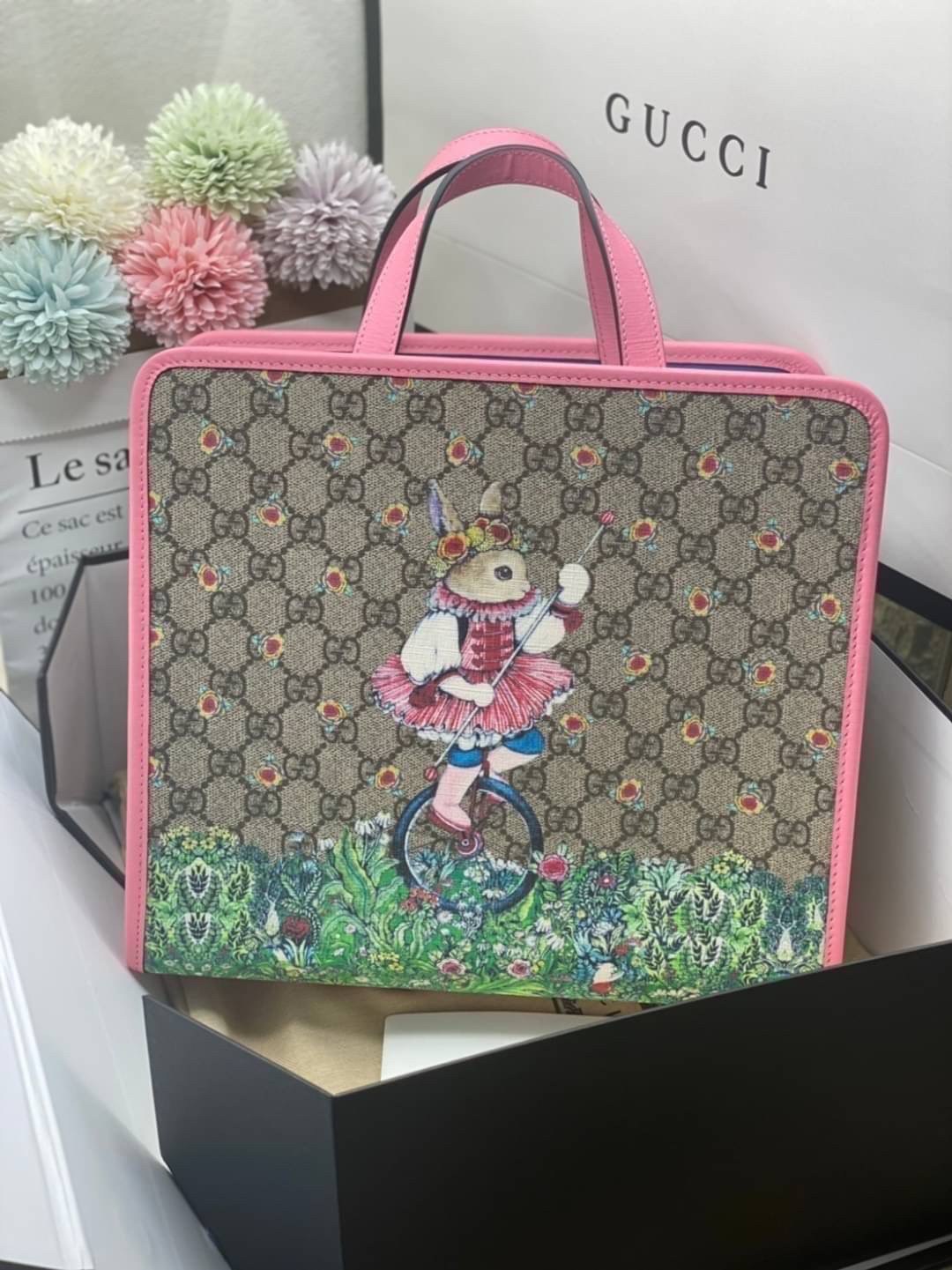 Ori GUCCI Children's tote bag GG kids ที่สุดของความน่ารัก ลิมิเต็ดแบบไม่มีเอาท์ สาวๆสายหวานไม่ควรพลาดด้วยประการทั้งปวงเลยค่าา หนังแท้เกรดดีที่สุด พิมพ์ลายแบรนด์รอบใบเทคเจอร์สวยอยู่ทรง ภายในมีโลโก้กว้างและจุสุดๆใส่สัมภาระได้เยอะ ภาพถ่ายจ