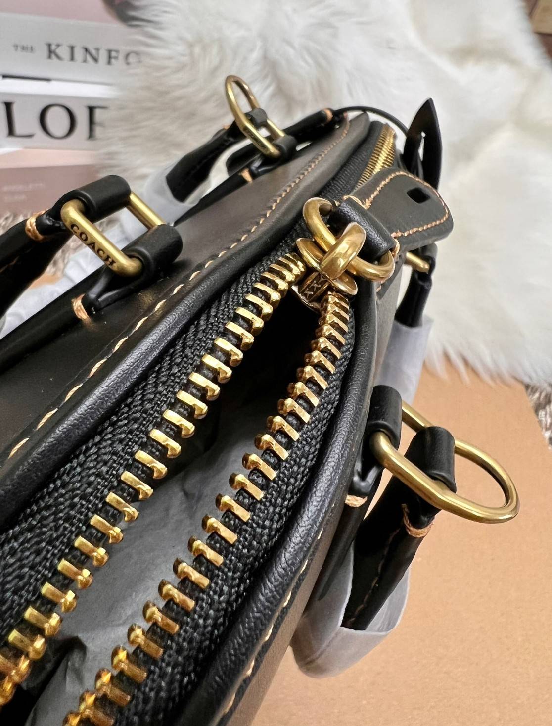 COACH REVEL BAG ((CC411)) ยังไม่เข้าไทย มีมาให้ตับจองก่อนใครที่นี่! พร้อมส่ง รุ่นใหม่ล่าสุด! สวยและดูดี ต้องยกให้รุ่นนี้เลยค่ะ กับกระเป๋าทรงโดม ที่ไม่ว่าลุคไหนๆก็เอาอยู่ หนังแท้เรียบสวยมากๆค่ะ 💕ด้านหน้าห้อยพวงแบรนด์+พวงหนังมาให้