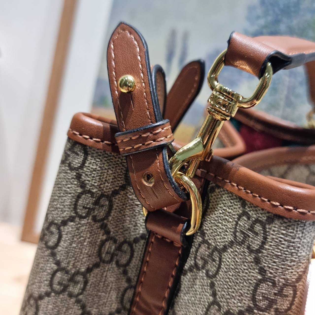 GUCCI GG Emblem mini bucket bag ดีไซน์คลาสสิคคงความเอกลักษณ์ กับรูปแบบใหม่กระเป๋าถือ/สะพายทรงบัคเก็ต ขนาดกำลังน่าใช้มากๆ