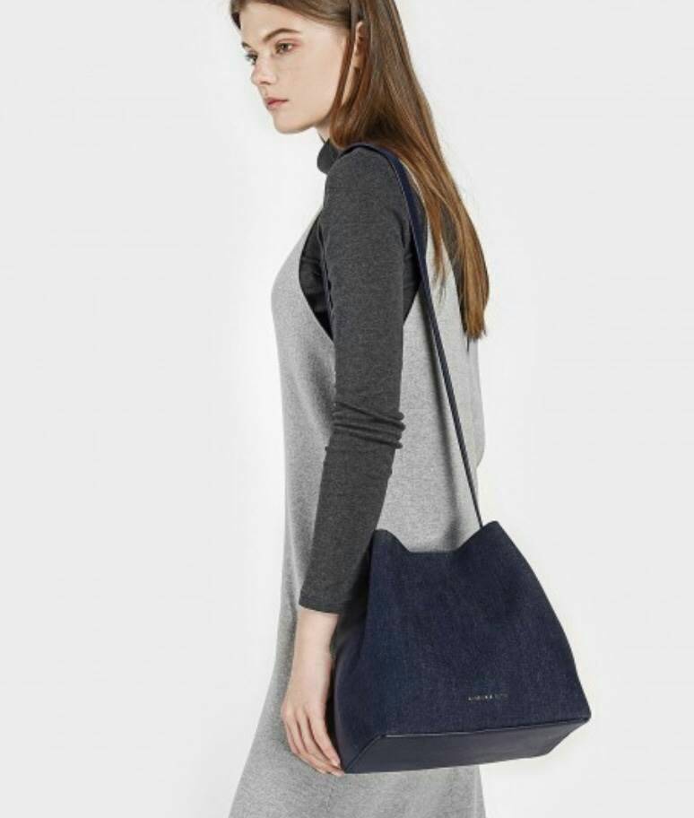 CHARLES & KEITH SLOUCHY SLING BAG 2018 กระเป๋าสะพายข้าง ปรับเปลี่ยนรูปทรงใช้งานได้ไม่จำเจ ปากกระเป๋าเป็นแม่เหล็ก มีสายเกี่ยวเพื่อปรับรูปกระเป๋า ให้เป็นทรงขนมจีบได้ค่ะ ภายในกระเป๋าโล่งกว้าง ใส่ของจุ รุ่นนีพิเศษ มีกระเป๋าใบเล็กแบบซิปห้อยมาให้อีก 1 ใบค่ะ ถอด