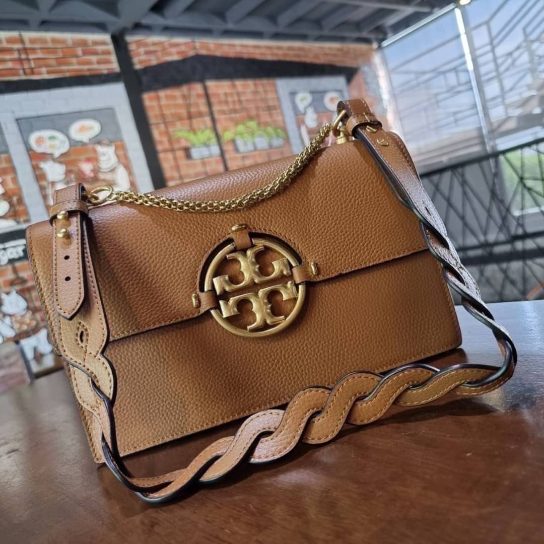 TORY BURCH MILLER SHOULDER BAG รุ่นยอดนิยม รุ่นหายาก รุ่นที่สาวๆตามหา ใบนี้เลย!! สวยหรู ผู้ดีทุกสี กระเป๋าสะพายไหล่ ดีไซน์อยู่ทรง คลาสสิคแฝงความหรูด้วยโลโก้สีทองอร่ามโดดเด่น วัสดุหนัง pepble สลับหนังวัวแท้ เปิด-ปิดด้วยกระดุมแม่เหล็ก ภายในโล่งกว้างมาก แบ่ง