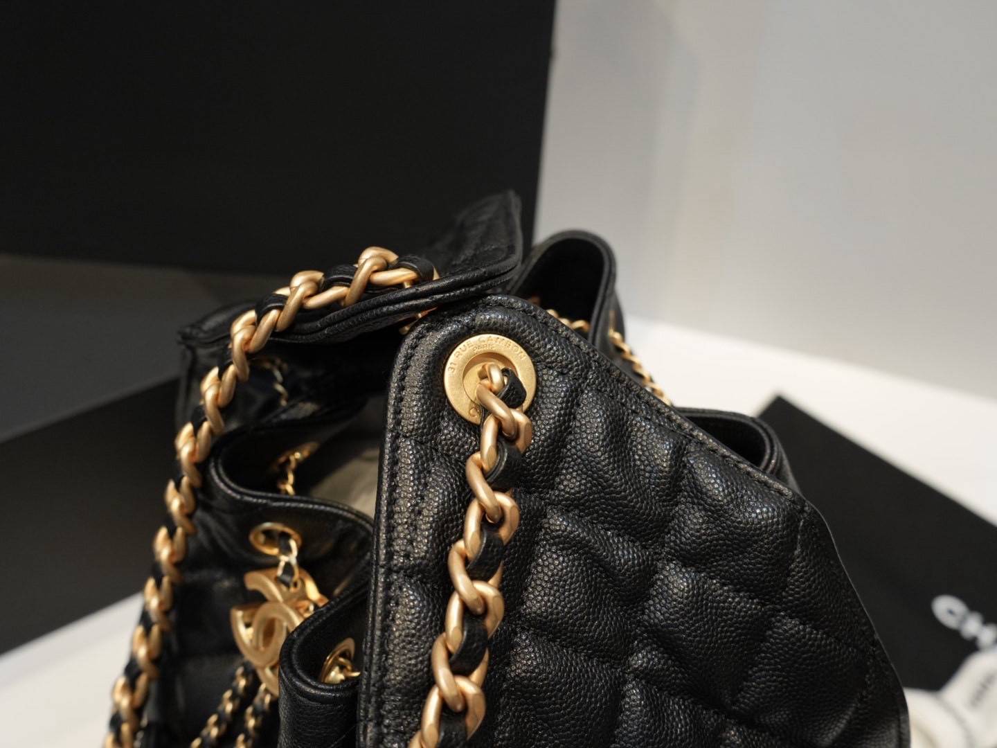 TOP ORI หนังแท้ | มีรองบ่า CHANEL 25 Medium Handbag Spring-Summer 2025 กระเป๋าสะพายรุ่นใหม่สุดฮอตแห่งปี หนังแท้ลายเกรน ที่สุดแห่งความไอคอนิก มาพร้อมใบเล็ก อะไหล่สีทองสวยหรู