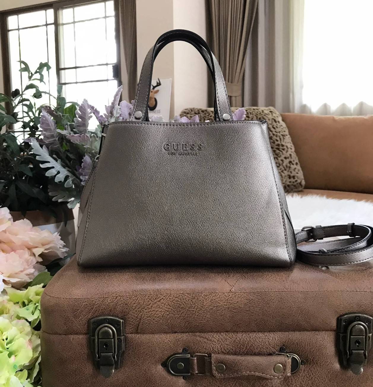 GUESS WOMAN FACTORY SHOULDER BAG กระเป๋าถือหรือสะพาย ทรง A คลาสสิค ขนาดกำลังดี น้ำหนักเบา วัสดุ pu. นิ่ม คุณภาพดี สวยอยู่ทรง ด้านหน้า ประดับโลโก้แบรนด์ เปิดปิดแบบแถบคาดกระดุมแม่เหล็ก ภายในกว้างแบ่ง 2 ช่องใหญ่ มีช่องซิปกลาง เป็นสัดส่วน ซับในลายแบรนด์ ใส่ w